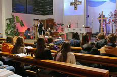 Firmvorbereitung mit Tauferinnerungsgottesdienst in St. Maria, Wolfhagen (Foto: Karl-Franz Thiede)